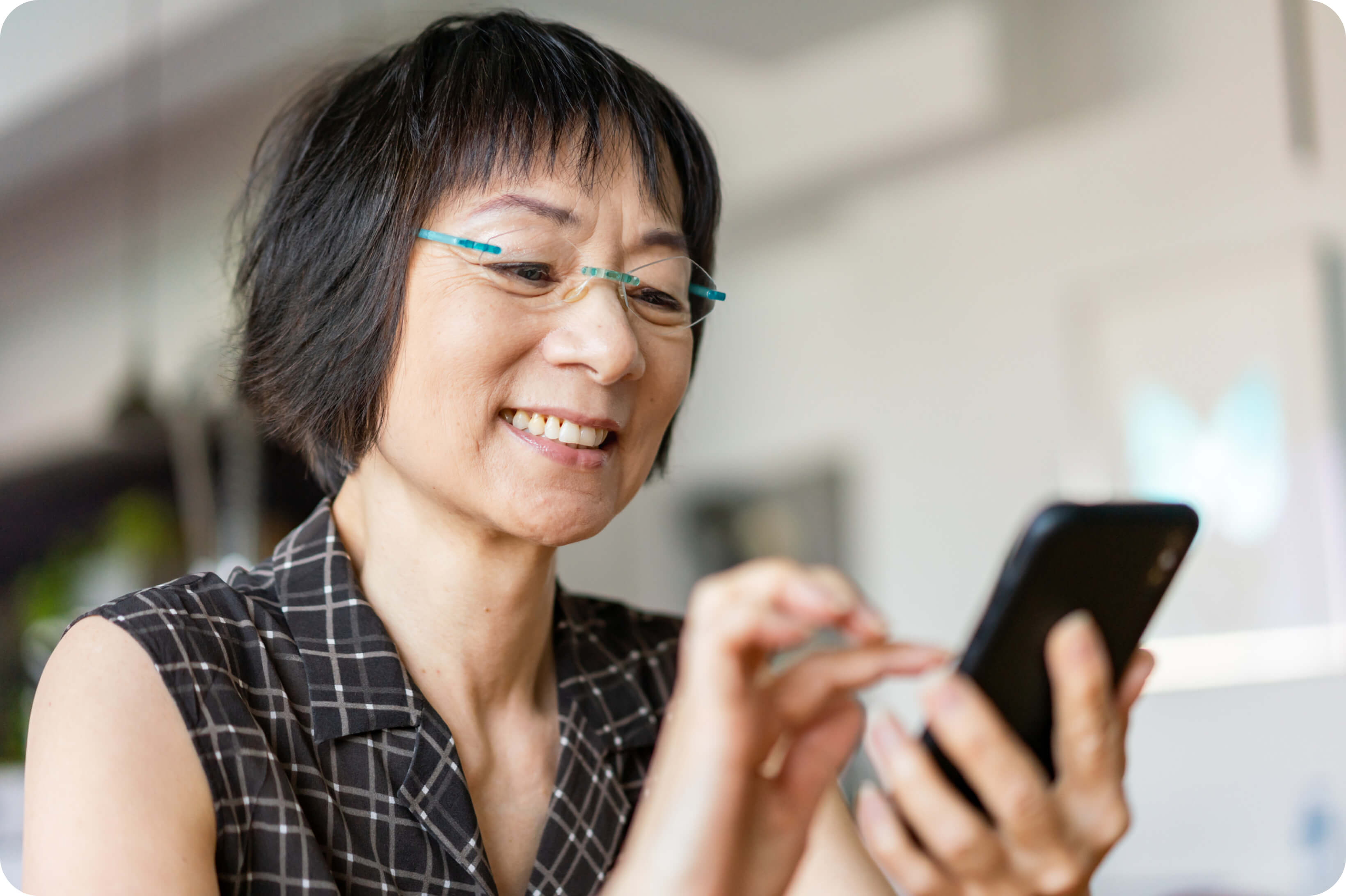 Woman using Intune Health app on her cell phone